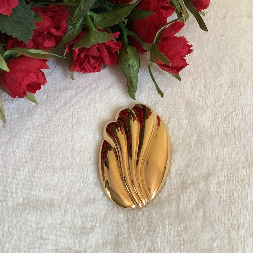 Monet Gold Shell Brooch / Pin - Picture 1 of 8